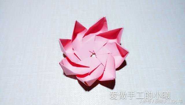 如何用彩纸折出一朵漂亮的荷花荷花的彩纸折法，简单折纸荷花的详细教程（漂亮花朵折纸合集）