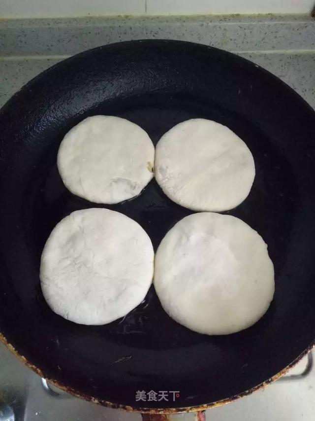 家常素馅饼的做法，素馅饼：皮薄馅大