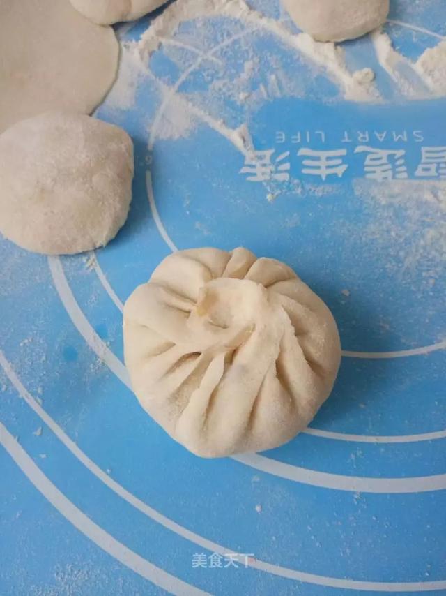 家常素馅饼的做法，素馅饼：皮薄馅大