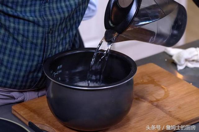 电饭煲皮蛋瘦肉粥，电饭煲皮蛋瘦肉粥正宗做法（一口电饭锅就搞定好吃的皮蛋瘦肉粥~）