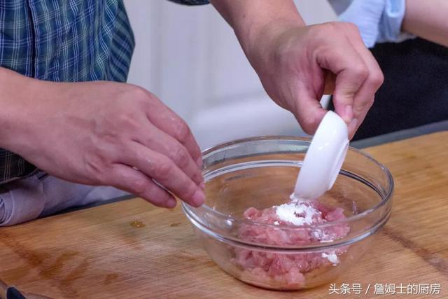 电饭煲皮蛋瘦肉粥，电饭煲皮蛋瘦肉粥正宗做法（一口电饭锅就搞定好吃的皮蛋瘦肉粥~）