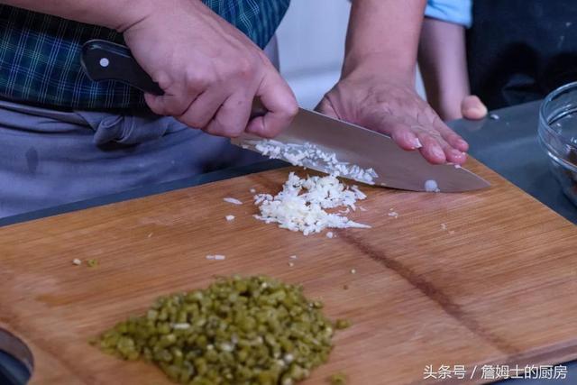 电饭煲皮蛋瘦肉粥，电饭煲皮蛋瘦肉粥正宗做法（一口电饭锅就搞定好吃的皮蛋瘦肉粥~）