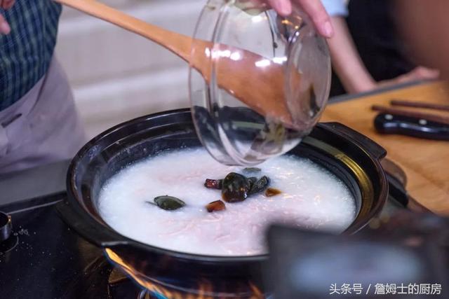 电饭煲皮蛋瘦肉粥，电饭煲皮蛋瘦肉粥正宗做法（一口电饭锅就搞定好吃的皮蛋瘦肉粥~）