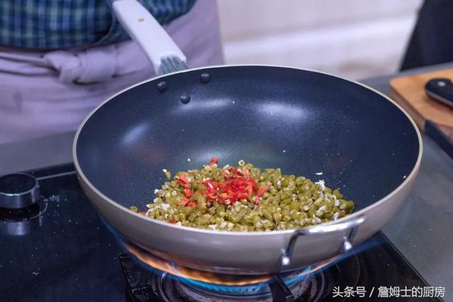 电饭煲皮蛋瘦肉粥，电饭煲皮蛋瘦肉粥正宗做法（一口电饭锅就搞定好吃的皮蛋瘦肉粥~）