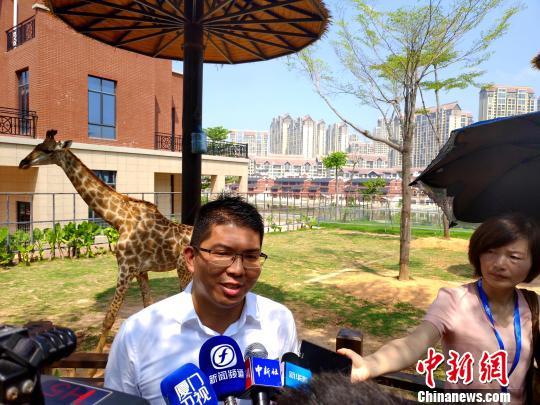 饲养员用什么方式让河马张开嘴检查牙齿，饲养员如何让河马张嘴（厦门为“为河马刷牙）