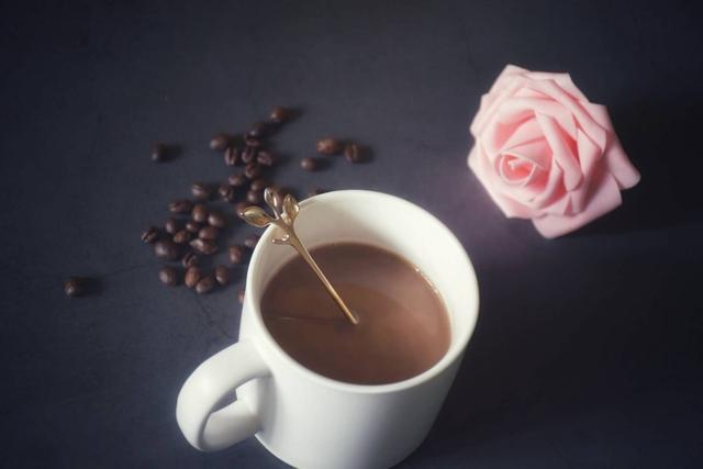 速溶咖啡加纯牛奶顺序，咖啡怎么加牛奶（3分钟在家制作香浓牛奶咖啡）