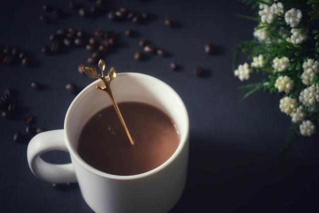 速溶咖啡加纯牛奶顺序，咖啡怎么加牛奶（3分钟在家制作香浓牛奶咖啡）