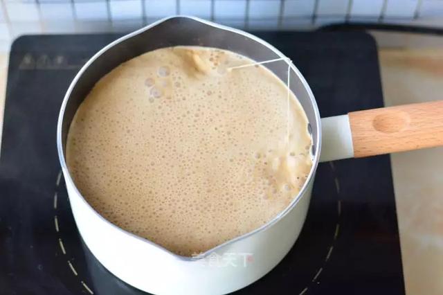 奶茶的制作方法，奶茶怎么制作的方法（自制奶茶：做好只需4步）