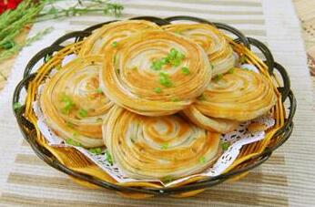 【蔥油餅】做法步驟圖 20年經驗大叔  蔥香四溢 口感松脆有層次-起舞食譜網