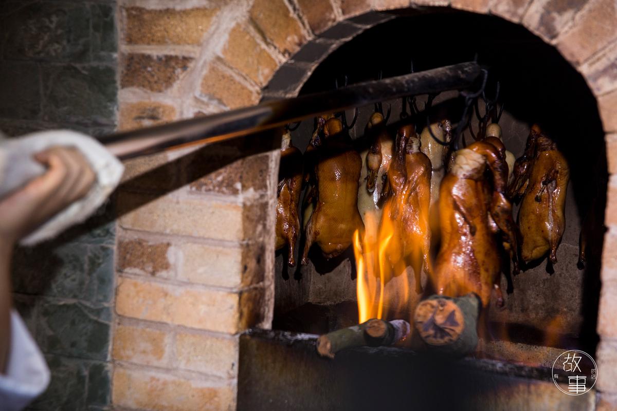 温度,点燃果木,将其置放于炉门位置;随后自鸭房挑选充分风干的鸭子