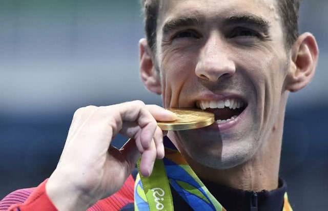 冠军为什么都爱咬金牌，冠军为什么都爱咬金牌呢（真正的原因出人意料）