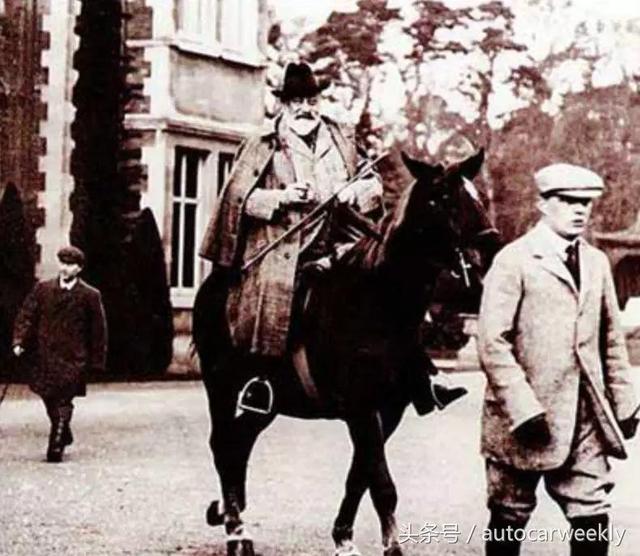 胶布雨衣谁发明的，雨衣的发明人（男士风衣装腔指南）