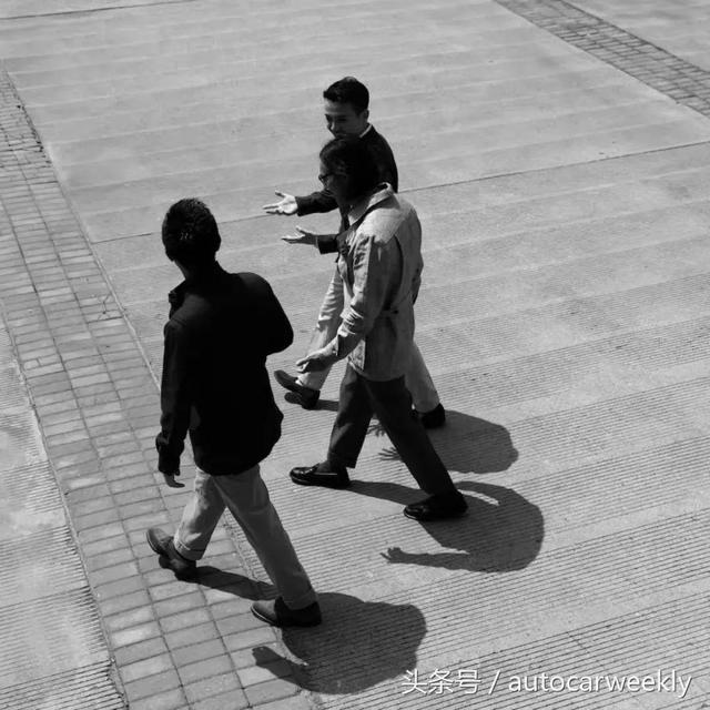 胶布雨衣谁发明的，雨衣的发明人（男士风衣装腔指南）