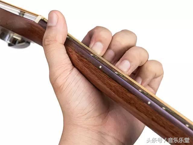 和弦em什么意思，什么是EM和弦（五分钟让你学会必学初级和弦）