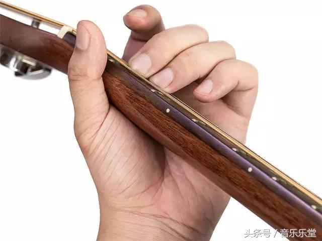 和弦em什么意思，什么是EM和弦（五分钟让你学会必学初级和弦）