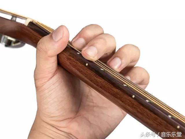 和弦em什么意思，什么是EM和弦（五分钟让你学会必学初级和弦）