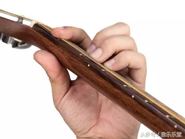 和弦em什么意思，什么是EM和弦（五分钟让你学会必学初级和弦）