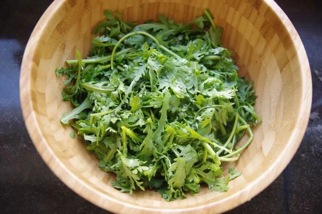 粉蒸茼蒿怎么做，粉蒸茼蒿怎么做好吃窍门（尝到蔬菜本来的味道）