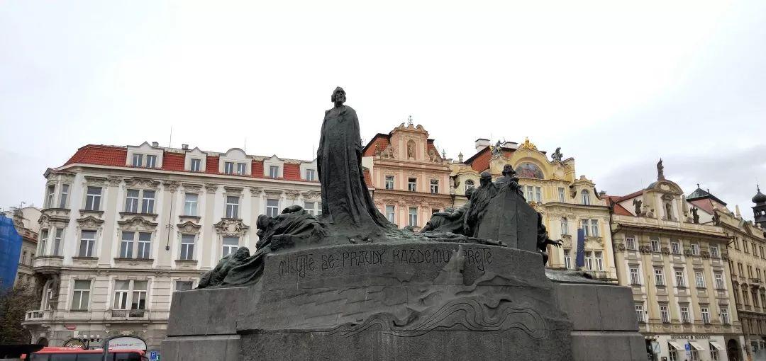 布拉格广场雕塑介绍图片