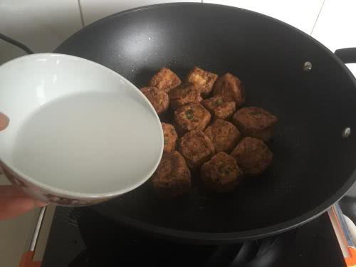 怎么勾芡才能使汤汁粘稠，做菜时勾芡是怎么勾的（多数人都没做对这步）