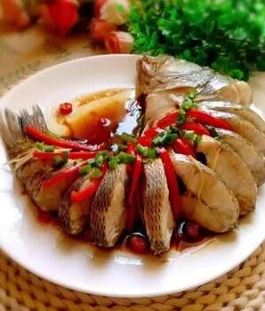 【清蒸鲈鱼】做法步骤图 肥美鲜嫩 小孩都抢着吃-起舞食谱网