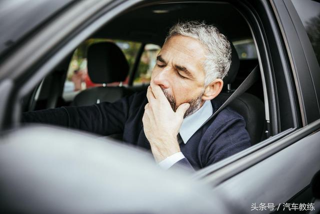 如何赶走秋困呢，入秋后人为什么容易犯困?几招助你远离秋困!（开车犯秋困怎么办？试试这几招）
