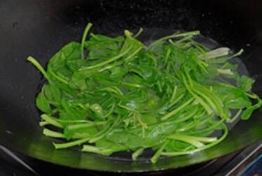 圖片[4]-【蝦仁炒菠菜】做法步驟圖 補(bǔ)鐵促消化-起舞食譜網(wǎng)