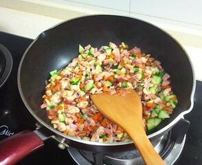 圖片[5]-【什錦蛋炒飯】做法步驟圖 剩飯做成這樣 全家愛吃-起舞食譜網