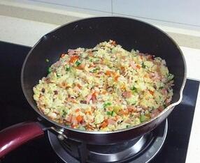 圖片[7]-【什錦蛋炒飯】做法步驟圖 剩飯做成這樣 全家愛吃-起舞食譜網