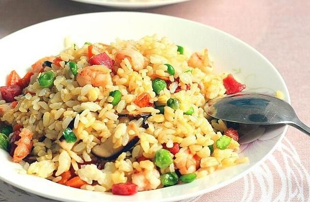 【什錦蛋炒飯】做法步驟圖 剩飯做成這樣 全家愛吃-起舞食譜網