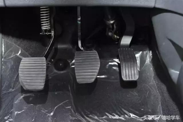 停车先踩离合还是刹车，红灯停车先踩离合还是刹车（先踩刹车还是先踩离合）