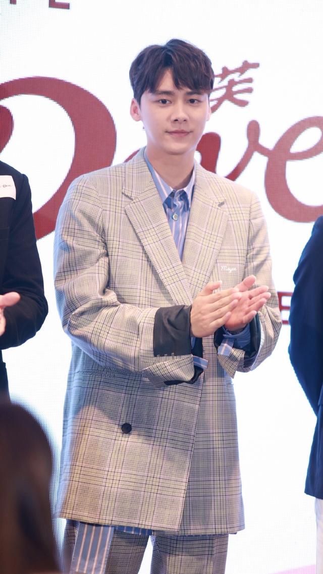 李易峰身高多矮，又宽又长连腿都挡了一大半