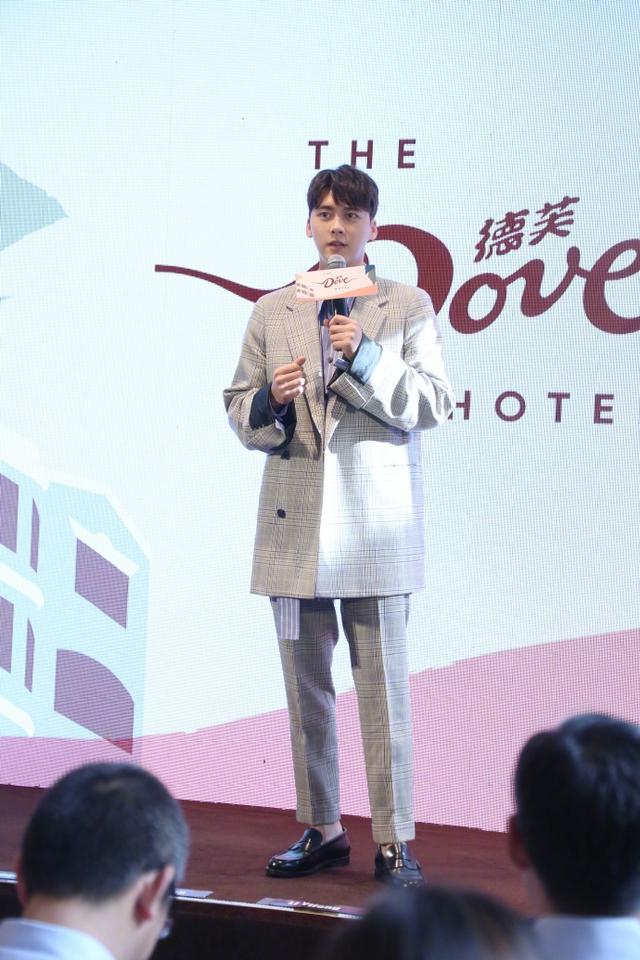 李易峰身高多矮，又宽又长连腿都挡了一大半