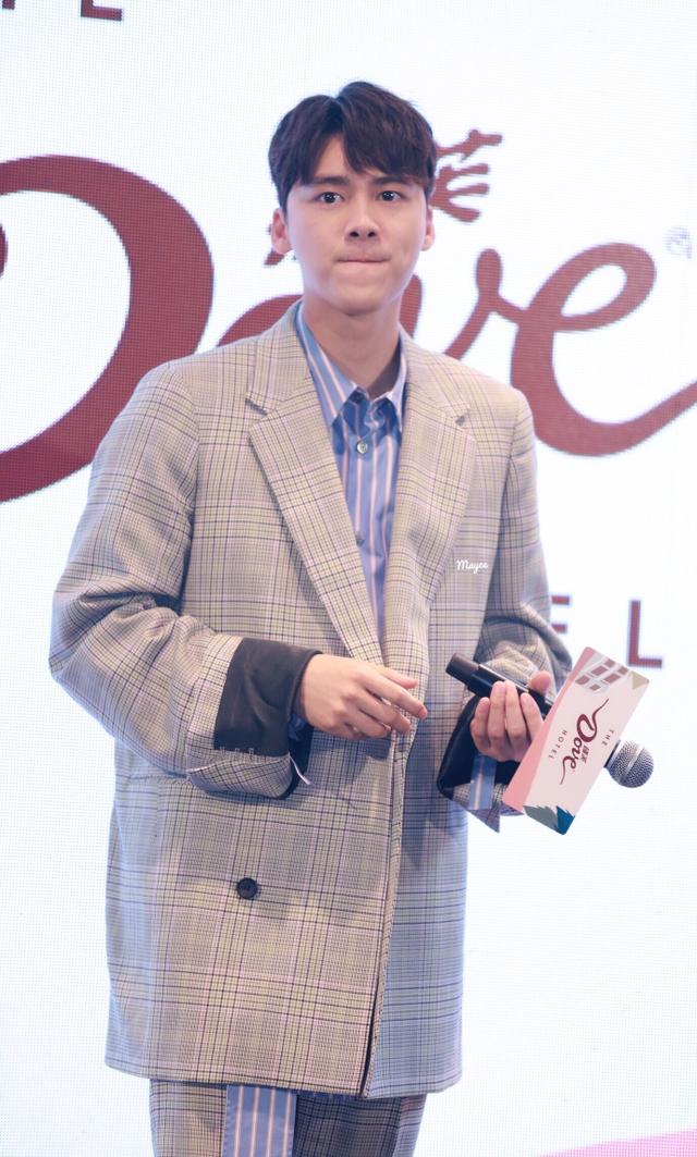 李易峰身高多矮，又宽又长连腿都挡了一大半