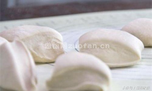 鸡蛋灌饼是哪地方的小吃，鸡蛋灌饼哪里特色（舌尖上的河南美食之信阳鸡蛋灌饼）