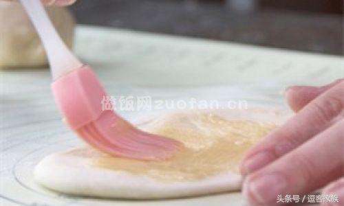 鸡蛋灌饼是哪地方的小吃，鸡蛋灌饼哪里特色（舌尖上的河南美食之信阳鸡蛋灌饼）