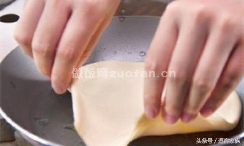 鸡蛋灌饼是哪地方的小吃，鸡蛋灌饼哪里特色（舌尖上的河南美食之信阳鸡蛋灌饼）