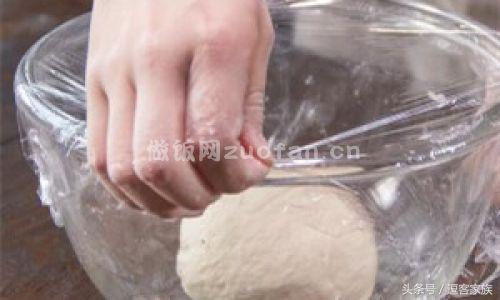 鸡蛋灌饼是哪地方的小吃，鸡蛋灌饼哪里特色（舌尖上的河南美食之信阳鸡蛋灌饼）