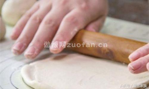 鸡蛋灌饼是哪地方的小吃，鸡蛋灌饼哪里特色（舌尖上的河南美食之信阳鸡蛋灌饼）