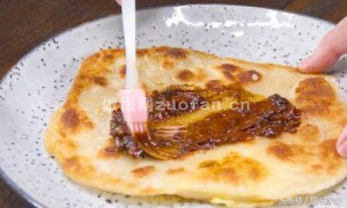 鸡蛋灌饼是哪地方的小吃，鸡蛋灌饼哪里特色（舌尖上的河南美食之信阳鸡蛋灌饼）