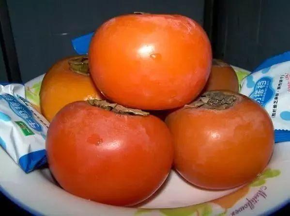 吃柿子能喝酸奶吗，吃柿子能喝酸奶吗宝宝（疯传柿子+酸奶致人死亡）