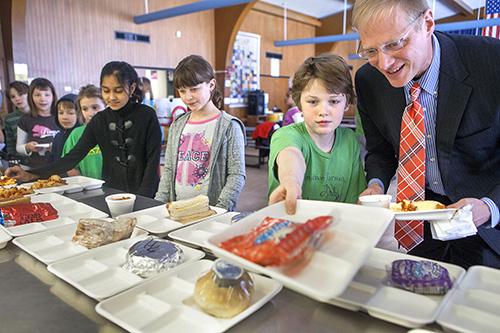 retracted的解释及retracted的例句，attracted用法（美国“减肥鸡汤”专家被撤13篇论文）