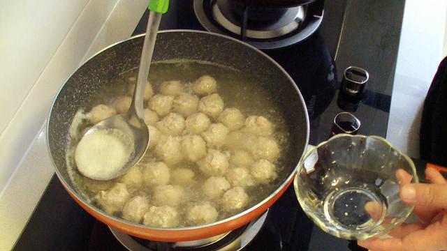 肉丸子汤的制作方法，肉丸子汤的制作方法和配料视频（在家做一锅菠菜粉丝肉丸汤）