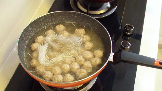 肉丸子汤的制作方法，肉丸子汤的制作方法和配料视频（在家做一锅菠菜粉丝肉丸汤）