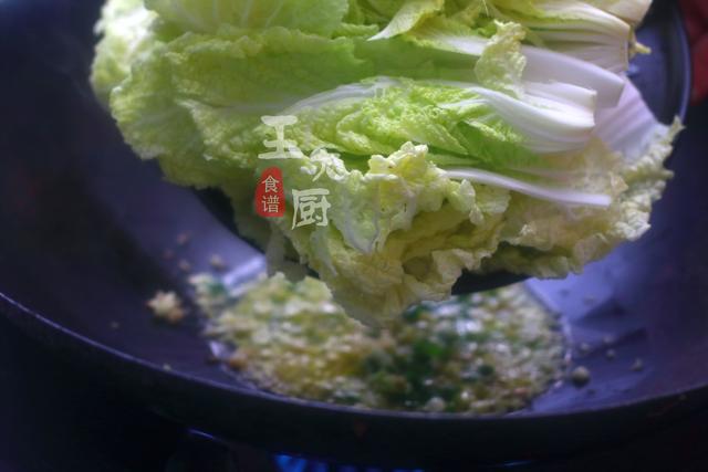娃娃菜豆腐排骨汤，豆腐娃娃菜汤怎么做好吃又简单（家常菜娃娃菜炖豆腐）