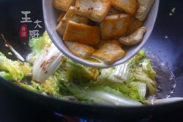 娃娃菜豆腐排骨汤，豆腐娃娃菜汤怎么做好吃又简单（家常菜娃娃菜炖豆腐）