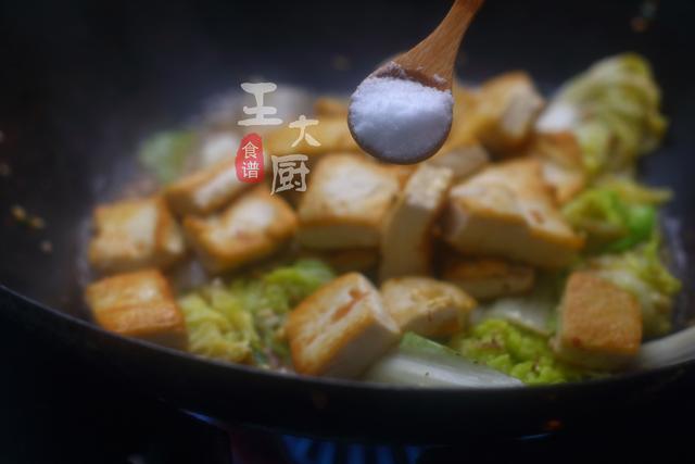 娃娃菜豆腐排骨汤，豆腐娃娃菜汤怎么做好吃又简单（家常菜娃娃菜炖豆腐）