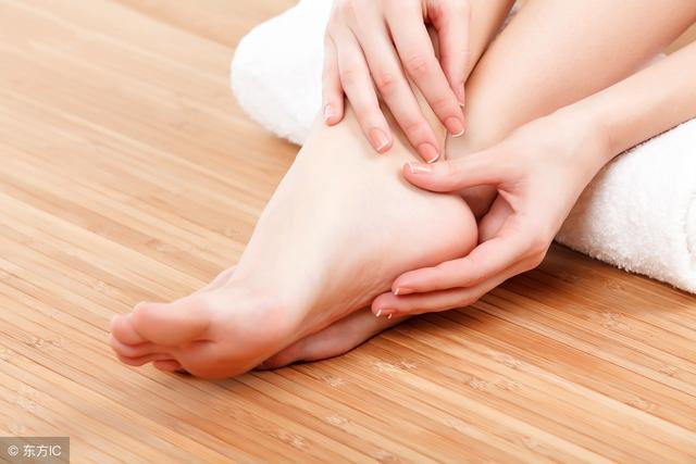脚底发热是什么原因，男士脚心发热是肾虚吗（或与这5个家伙密切相关）