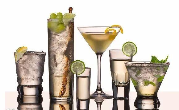 吃虾能喝啤酒吗，饭店大厨虾尾经典做法（吃虾的时候到底能不能喝酒）