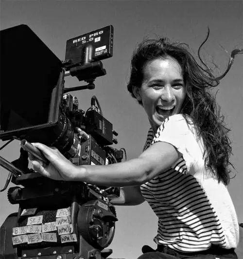 李茶的姑妈卢靖姗同款衣服，如今成了美丽多金的“姑妈”